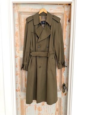 Vintage Burberry Khaki Trench Coat - on trend & stylish for every fall & winter!